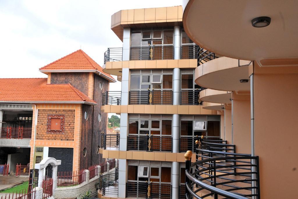 Tick Hotel Kampala Exterior foto