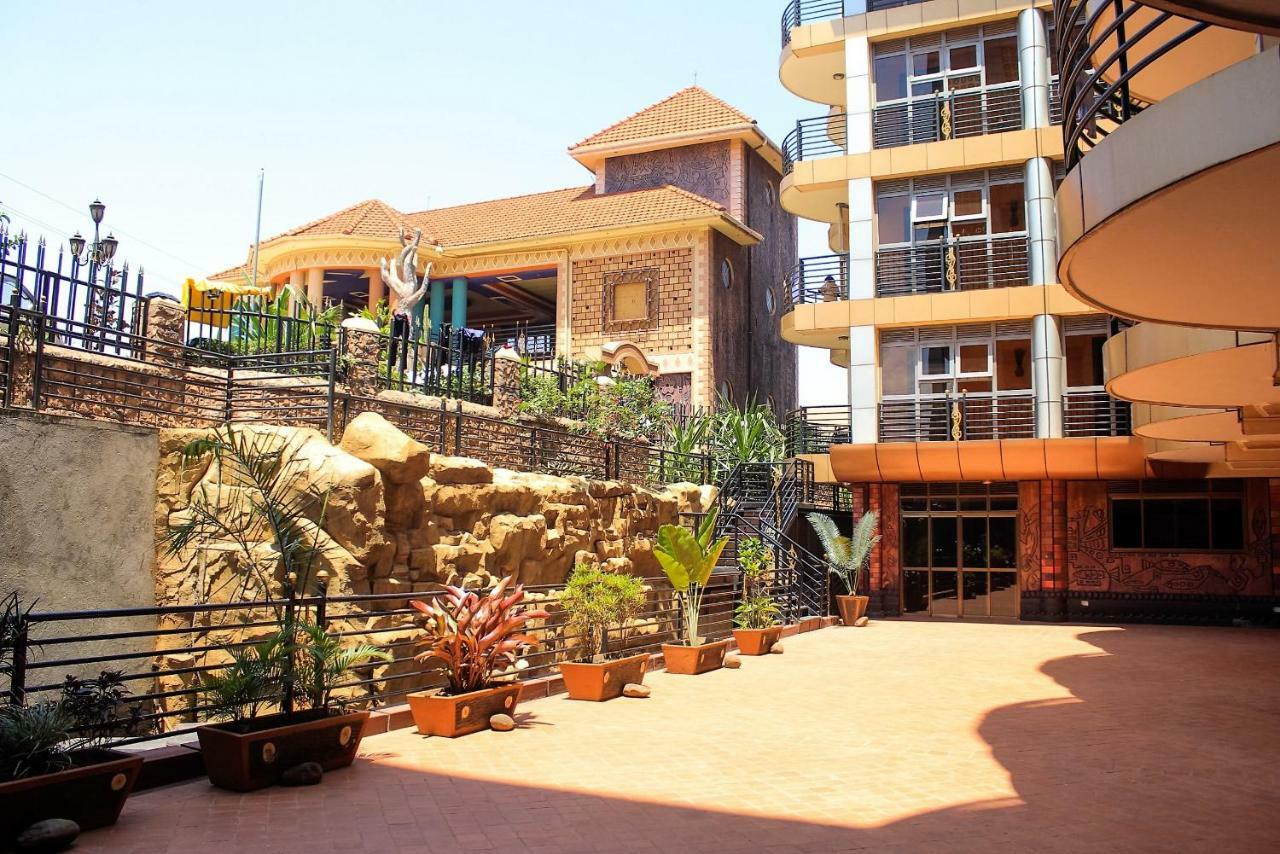 Tick Hotel Kampala Exterior foto